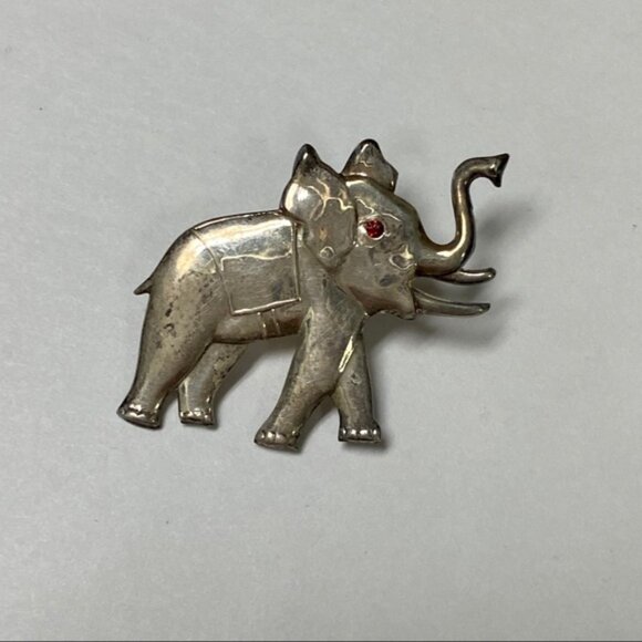 BROOCH PIN STERLING SILVER VINTAGE ELEPHANT RED EYE TRUNK UP - Picture 4 of 8